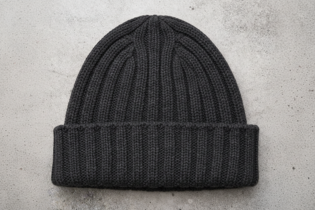 Mörkgrå melerad stickad mössa